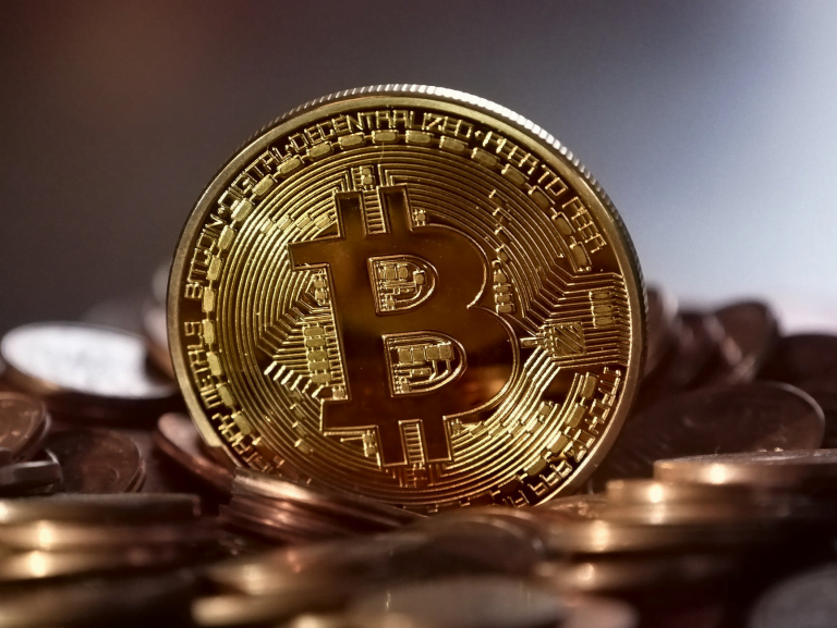 Bitcoin volgt steeds meer de markt