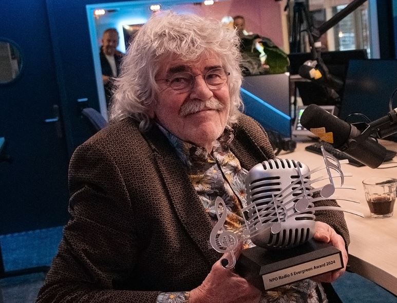 Wat is het vermogen van Normaal zanger Bennie Jolink